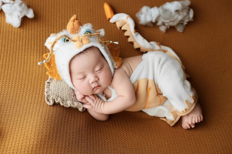 Enfant qui peint un dragon en carton lors d'une activité manuelle