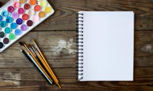 Croquis au crayon d'un dragon facile à dessiner, ailes déployées et écailles visibles