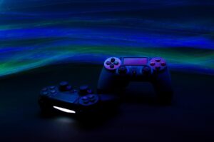 Dragon aux ailes déployées dans un jeu de dragon en ligne, affiché sur un écran