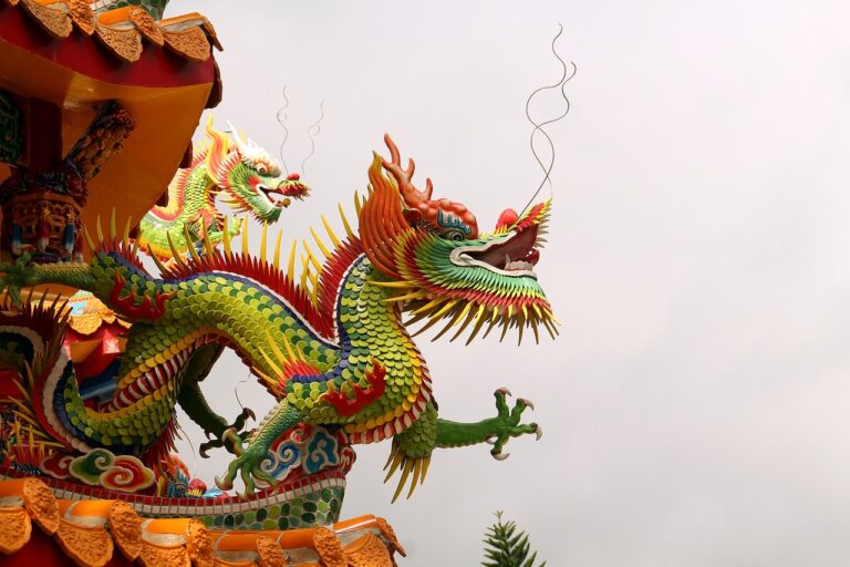 Sculpture de dragon au corps de serpent dans un décor de pierre ancienne